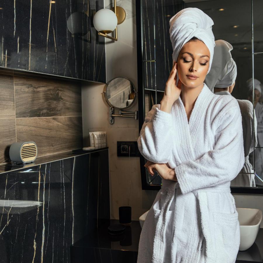 Hotel Pupin 诺威萨 外观 照片 A woman wearing a bathrobe