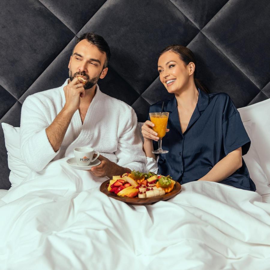 Hotel Pupin 诺威萨 外观 照片 A couple having breakfast in bed